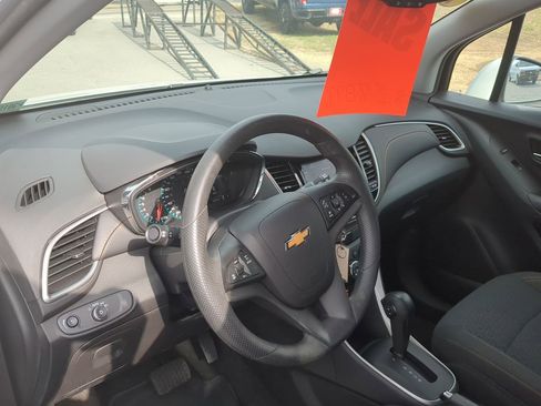 Used 2022 Chevrolet Trax LS w/ Tint and Cruise Package image 10