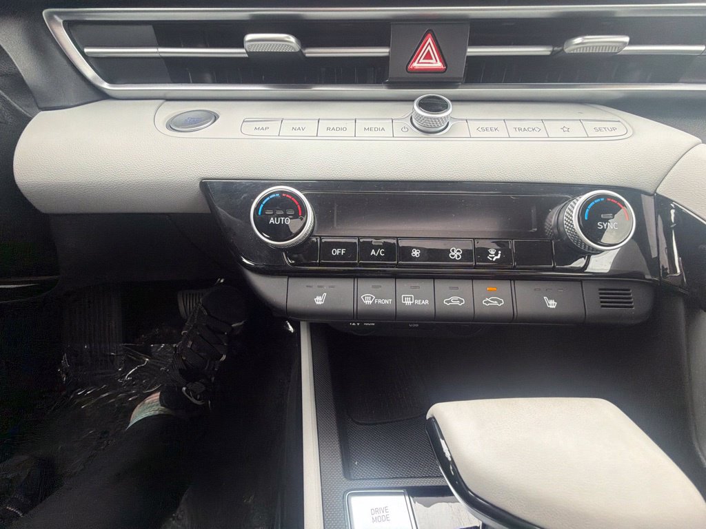 Certified 2025 Hyundai Elantra Limited FWD image 20