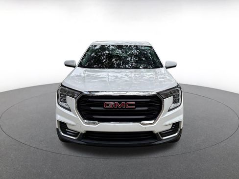 Used 2024 GMC Terrain SLE image 2