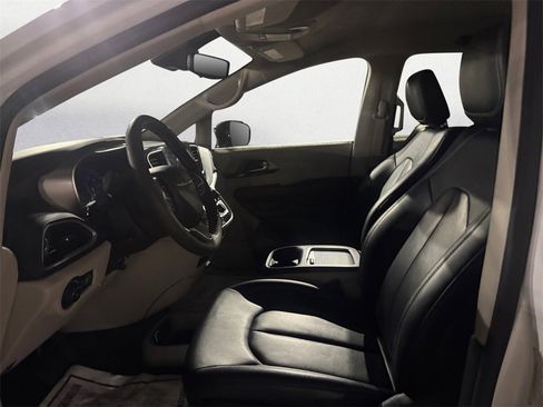 Used 2024 Chrysler Pacifica Touring-L image 9