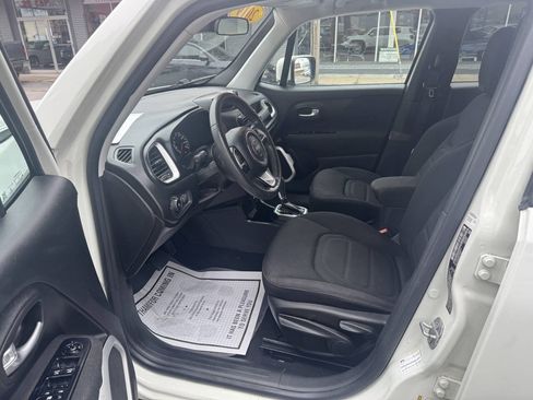 Used 2019 Jeep Renegade Latitude FWD image 7