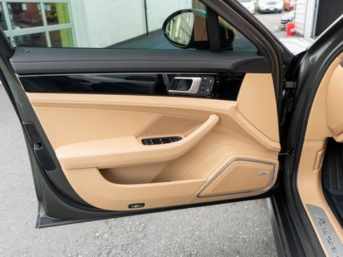 Used 2022 Porsche Panamera 4S AWD/4WD image 11