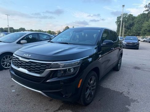 Used 2023 Kia Seltos LX AWD/4WD image 2