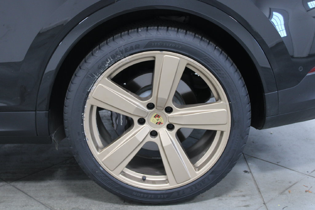 Used 2024 Porsche Cayenne Coupe AWD/4WD image 17