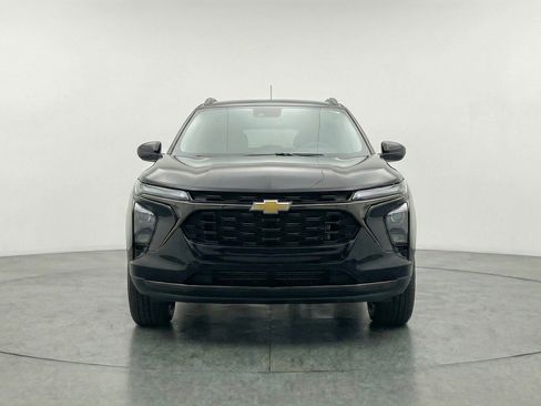 Used 2025 Chevrolet Trax LT w/ LT Convenience Package image 2