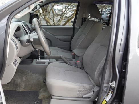 Used 2016 Nissan Frontier SV image 3