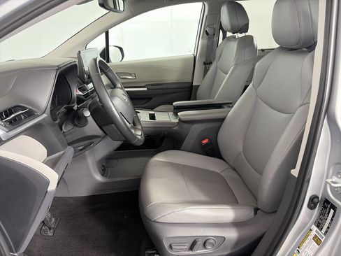 Used 2021 Toyota Sienna XLE image 6