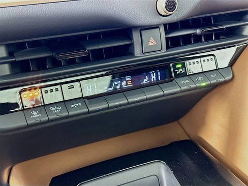 New 2025 Toyota Crown Signia Limited image 16