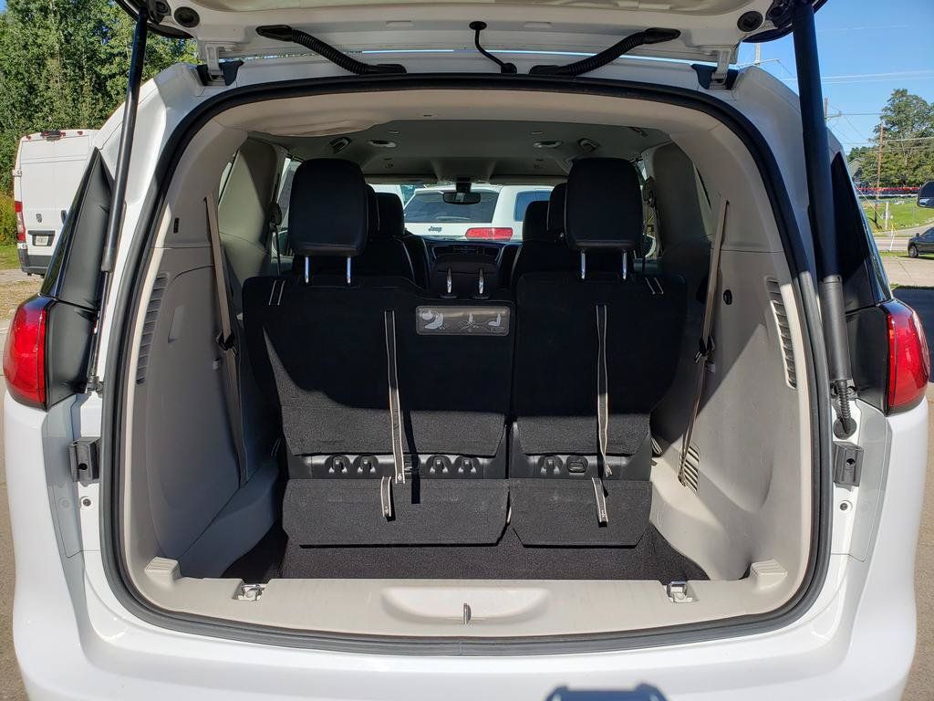 Used 2020 Chrysler Pacifica Touring-L Plus FWD image 5
