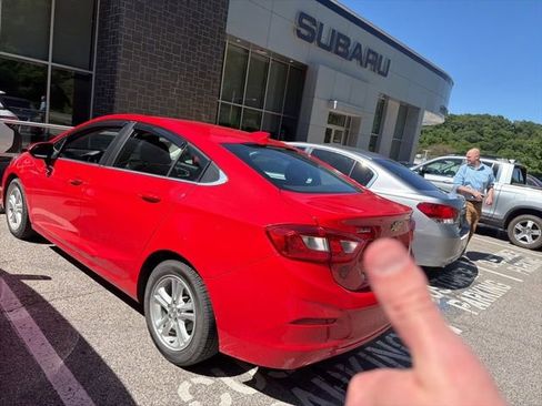 Used 2018 Chevrolet Cruze LT w/ Convenience Package FWD image 8