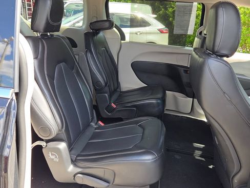 Used 2024 Chrysler Pacifica Touring-L FWD image 13