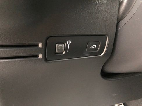 Used 2022 Volvo XC40 T5 R-Design w/ Advanced Package image 13