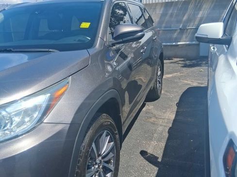 Used 2017 Toyota Highlander XLE AWD/4WD image 2