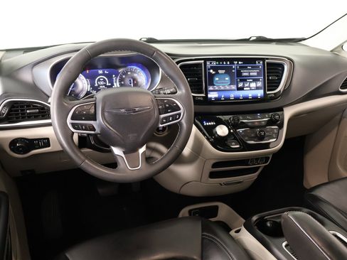 Used 2023 Chrysler Pacifica Touring-L image 2