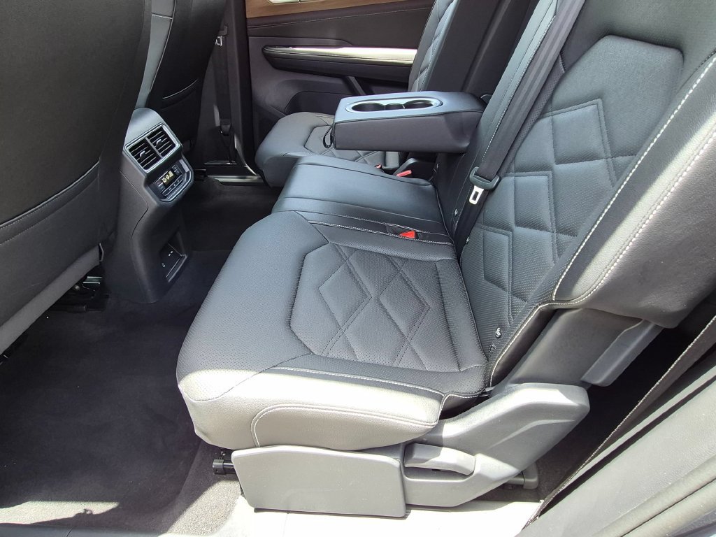Used 2025 Volkswagen Atlas SE AWD/4WD image 27