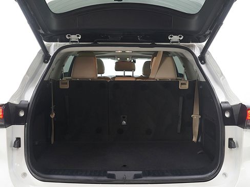 Used 2021 Toyota Highlander XLE image 18