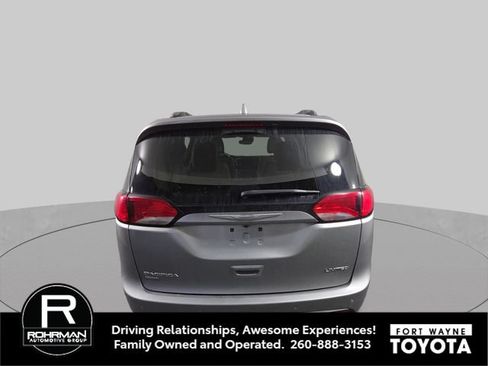Used 2017 Chrysler Pacifica Limited w/ Advanced Safetytec Group FWD image 8