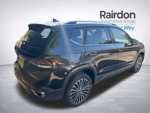 Used 2025 Volkswagen Taos SE FWD image 6