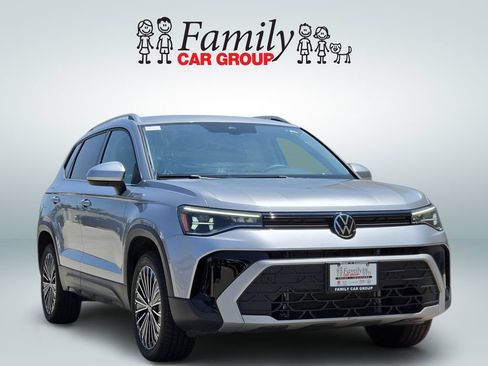 Used 2025 Volkswagen Taos SE FWD image 2