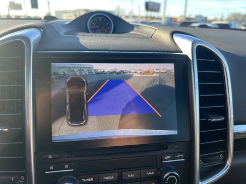 Used 2018 Porsche Cayenne Platinum Edition image 25