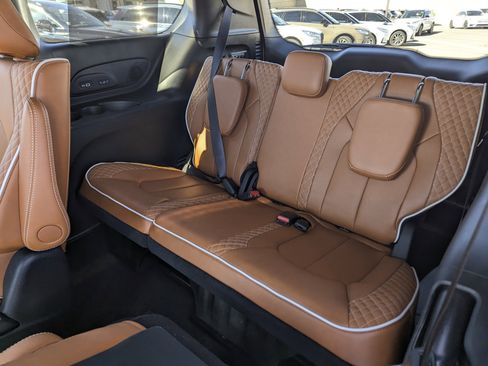 Used 2024 Chrysler Pacifica Pinnacle w/ Trailer Tow Group image 8