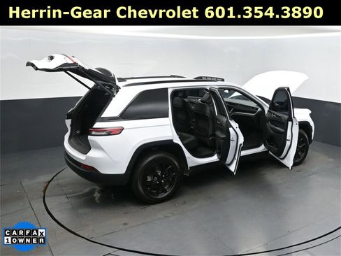 Used 2025 Jeep Grand Cherokee Altitude image 49