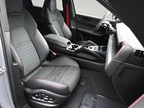 Certified 2025 Porsche Cayenne GTS AWD/4WD image 11