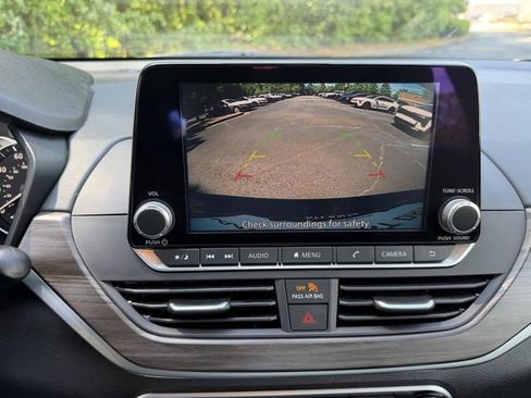 Used 2025 Nissan Altima 2.5 SV FWD image 19