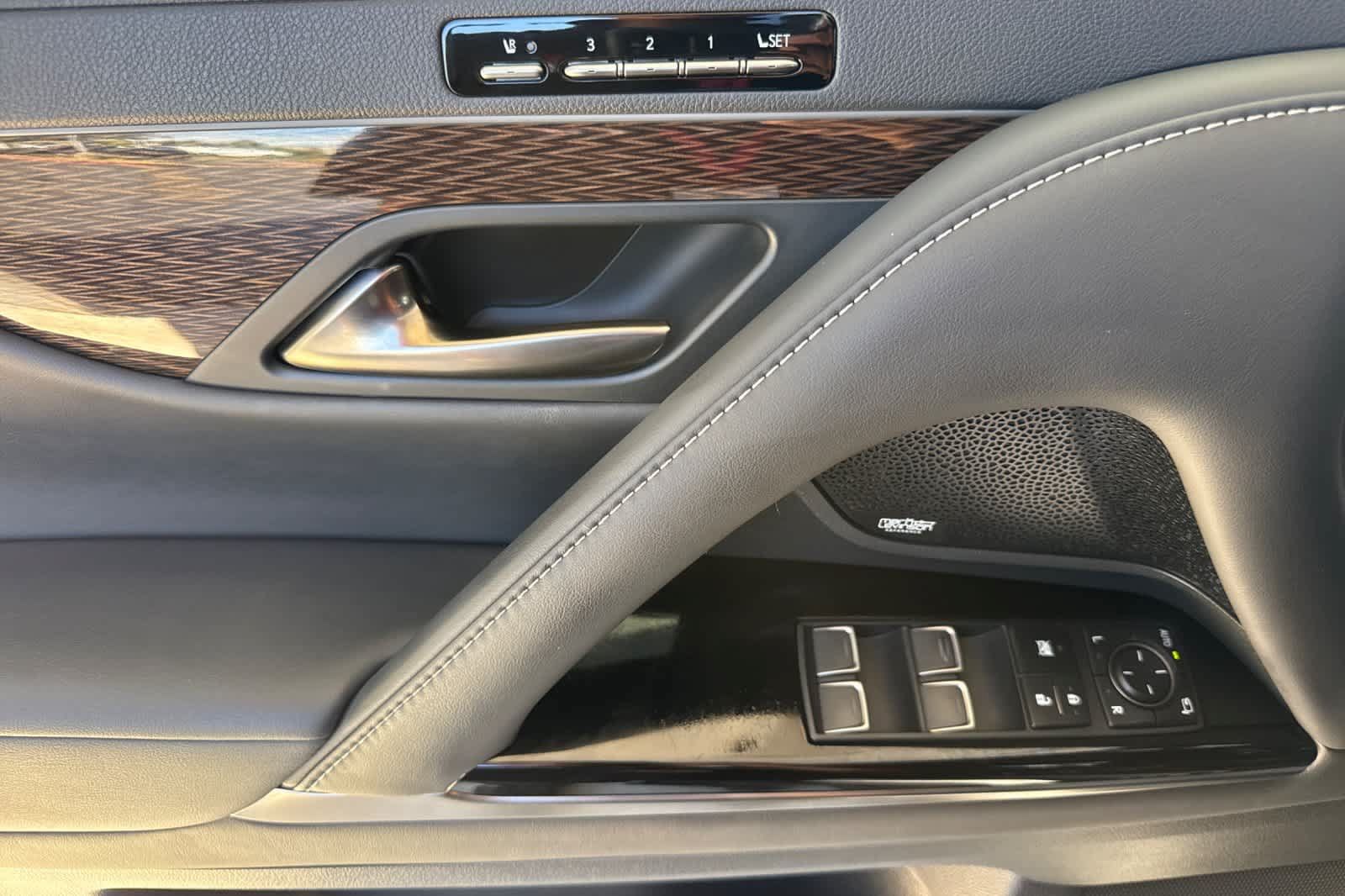 Used 2023 Lexus LX 600 4WD w/ Ultra Luxury Package image 12