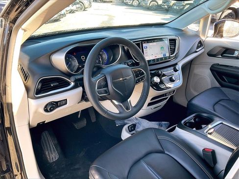 Used 2024 Chrysler Pacifica Touring-L image 8
