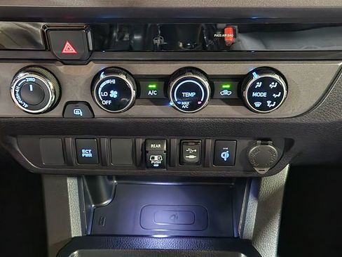 Used 2018 Toyota Tacoma TRD Off-Road AWD/4WD image 38
