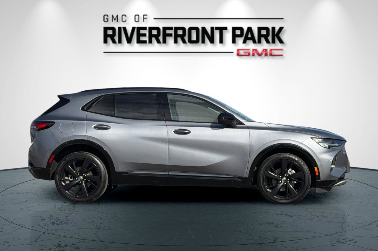Used 2022 Buick Envision Essence w/ Technology Package II AWD/4WD image 2