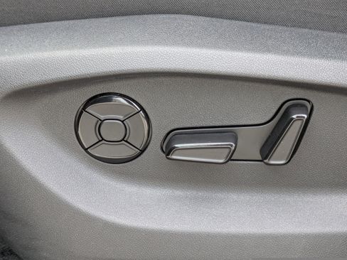 New 2026 Volkswagen Tiguan SE image 21