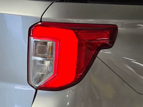 Used 2021 Ford Explorer XLT RWD image 12