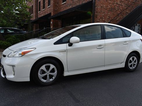 Used 2015 Toyota Prius Two FWD image 2