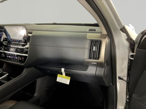 Used 2025 Nissan Pathfinder Platinum AWD/4WD image 27