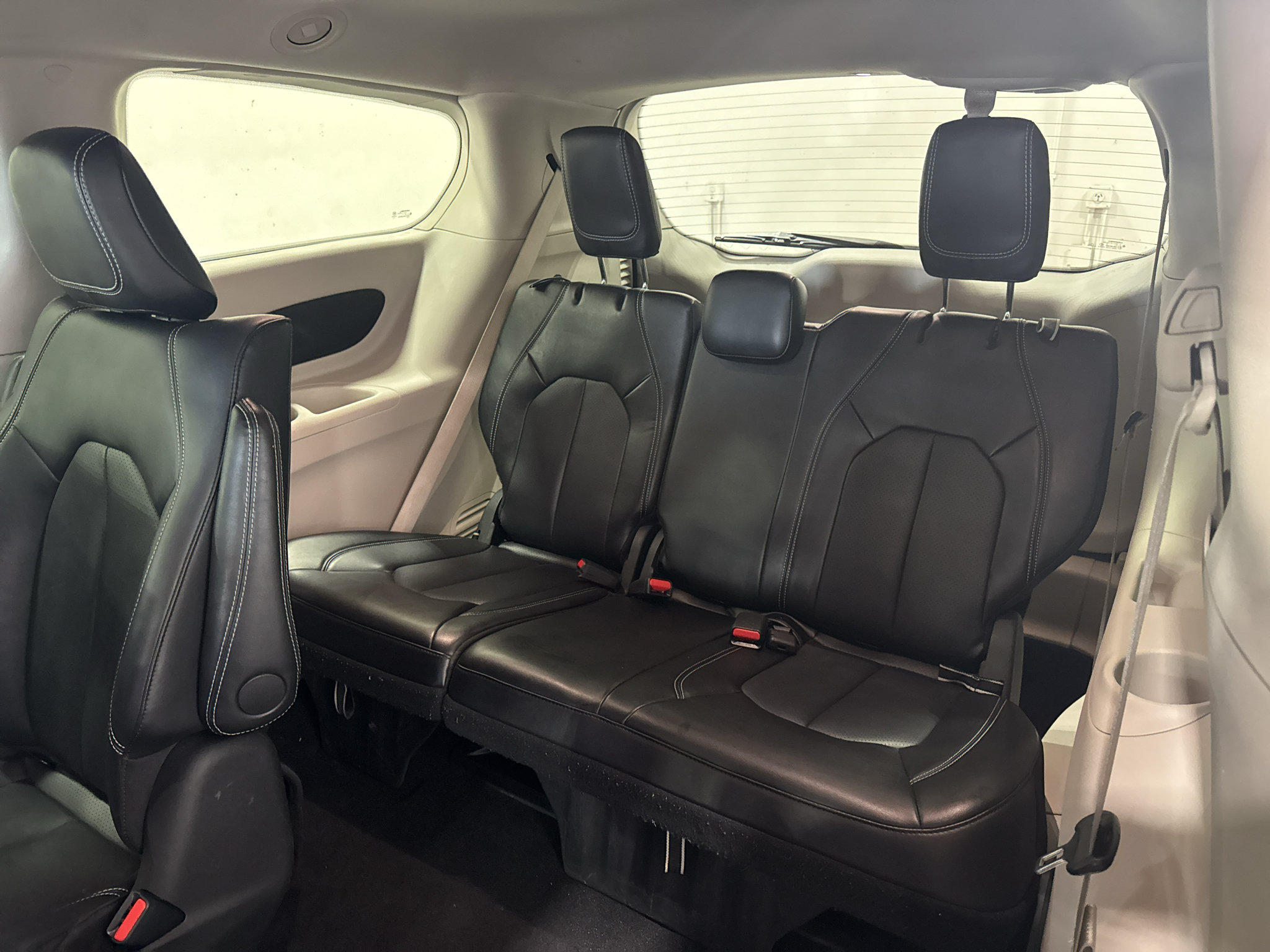 Used 2024 Chrysler Pacifica Limited FWD image 28