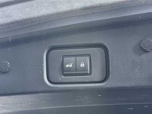 Used 2025 Nissan Pathfinder SL FWD image 31