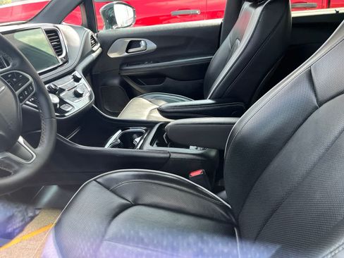 Used 2026 Chrysler Pacifica Limited FWD image 25