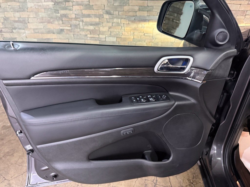 Used 2018 Jeep Grand Cherokee Overland AWD/4WD image 11