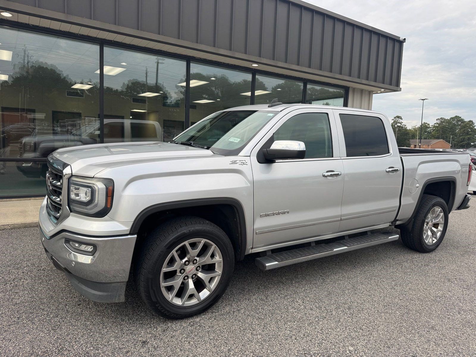 Used 2018 GMC Sierra 1500 SLT AWD/4WD image 2