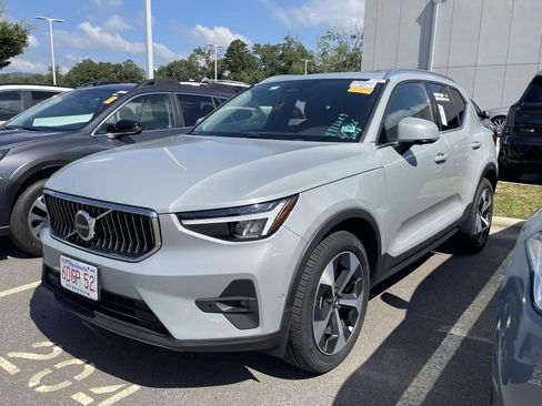 Used 2025 Volvo XC40 B5 Plus AWD/4WD image 2