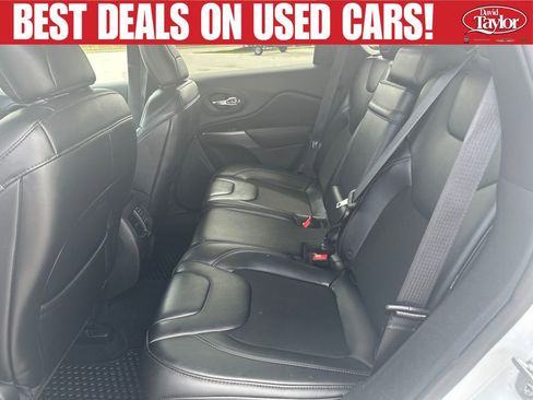 Used 2019 Jeep Cherokee Latitude Plus w/ Cold Weather Group AWD/4WD image 18