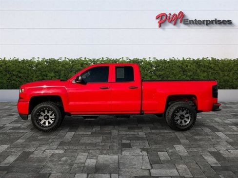 Used 2018 Chevrolet Silverado 1500 Custom w/ Custom Value Package image 3