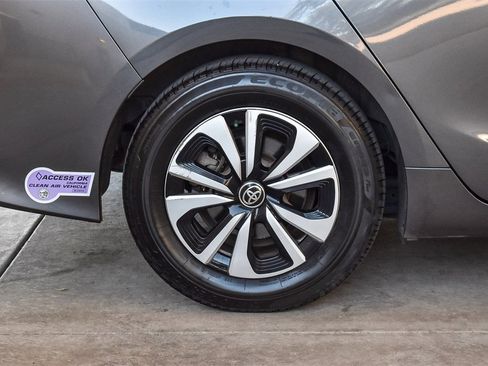 Used 2018 Toyota Prius Prime Premium image 11