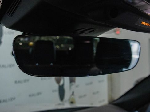 Used 2019 Land Rover Discovery HSE image 13