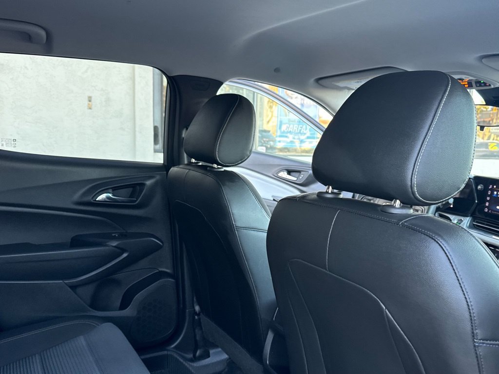 Used 2025 Chevrolet Trax LT FWD image 19