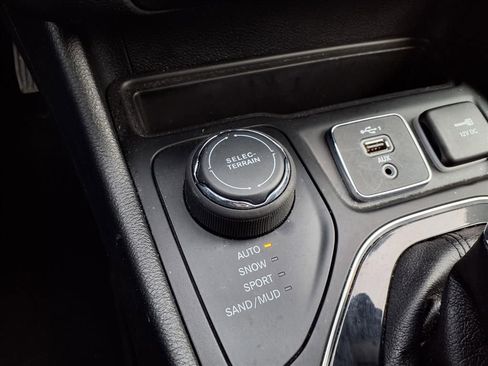 Used 2020 Jeep Cherokee Limited image 13