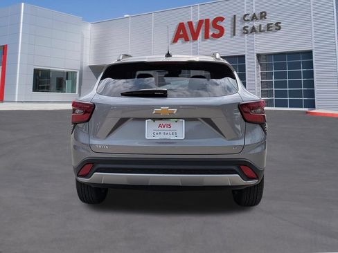Used 2025 Chevrolet Trax LT w/ LT Convenience Package FWD image 6