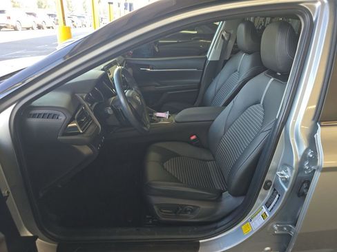 Used 2022 Toyota Camry SE image 4